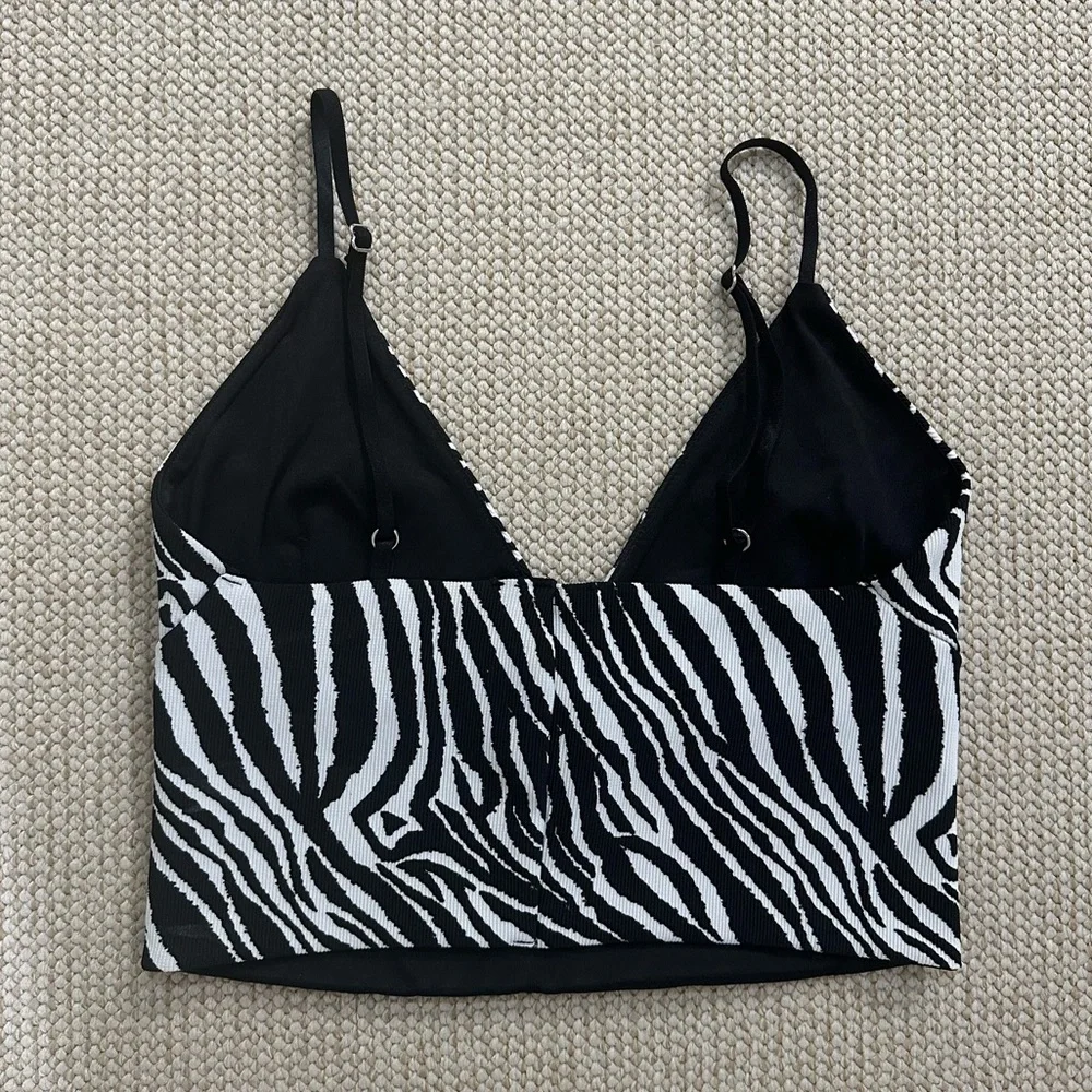 Cropped Ribbed Zebra Print Top - Picture 2 of 5